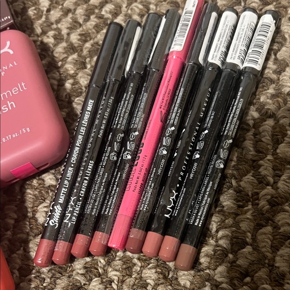 NYX Makeup Collection with Blush and Lip Liners - Picture 2 of 6